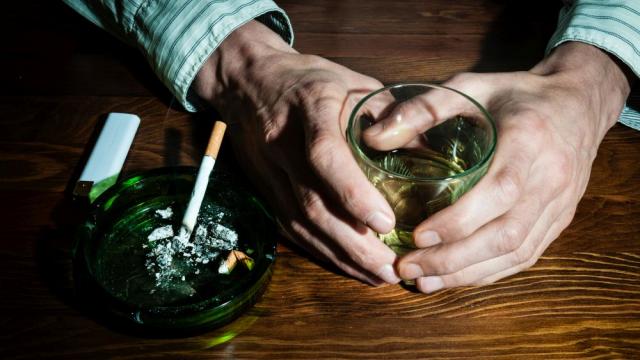 Пиенето и пушенето карат хората да изглеждат по-възрастни