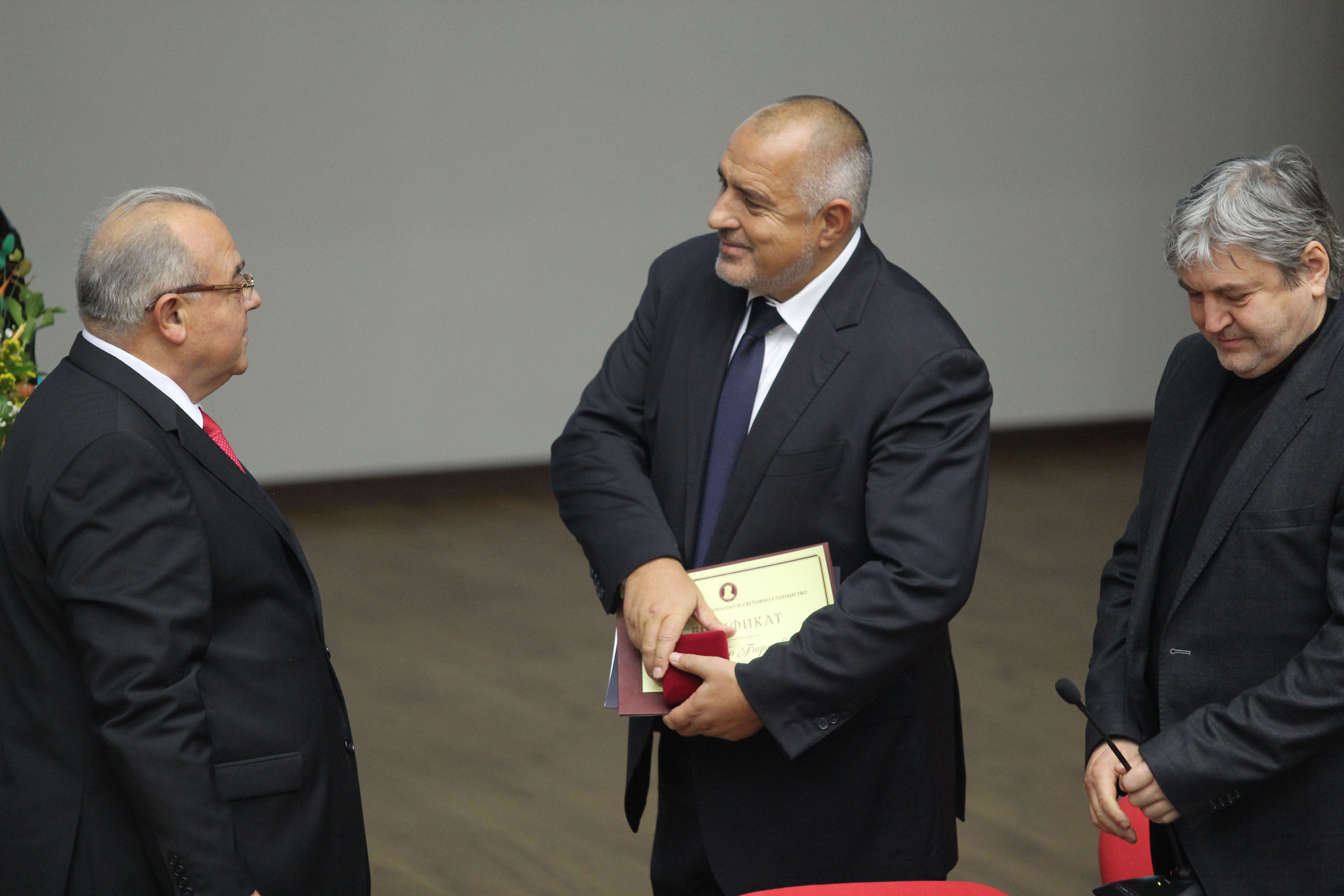 Премиерът Бойко Борисов изнесе публична академична лекция на тема „България, Балканите, Европа и светът“ в УНСС. В речта си той призова към мир и напомни на европейските лидери, че не трябва да се прекъсва диалога с Турция, страната „с най-голямата армия в Европа“.