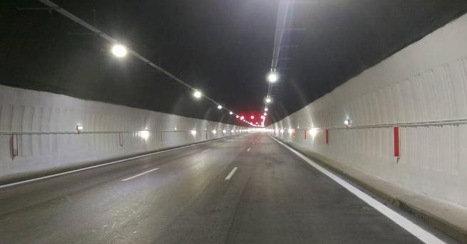 Шофьорите на леки автомобили преминават без ограничения в тунела Витиня