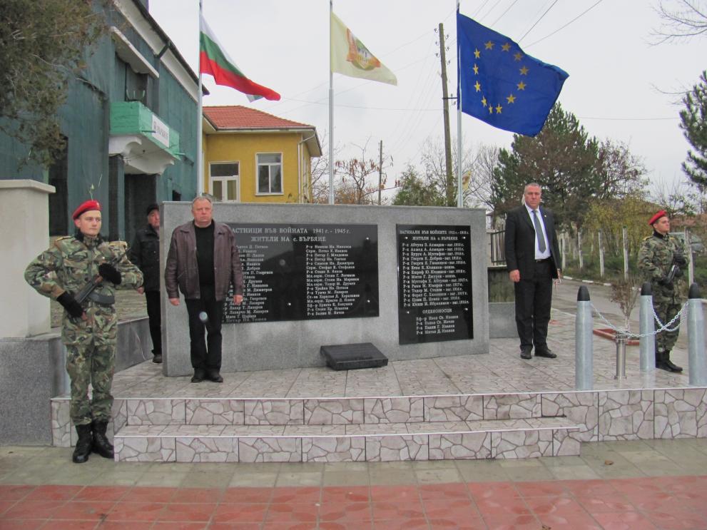 Паметникът е в центъра на селото