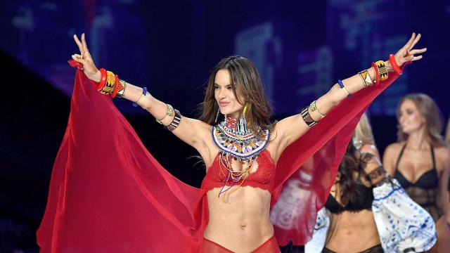 Краят на една ера: Алесандра Амброзио се пенсионира като ангел на Victoria's Secret