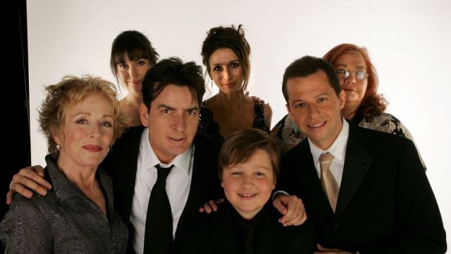 Актьорите от сериали, които спечелиха симпатиите ни, а после бяха уволнени (СНИМКИ)