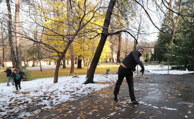  Игра с първия сняг в двора на Семинарията 