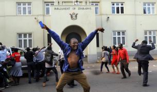Зимбабве празнува: Мугабе най-сетне сдаде властта (СНИМКИ)