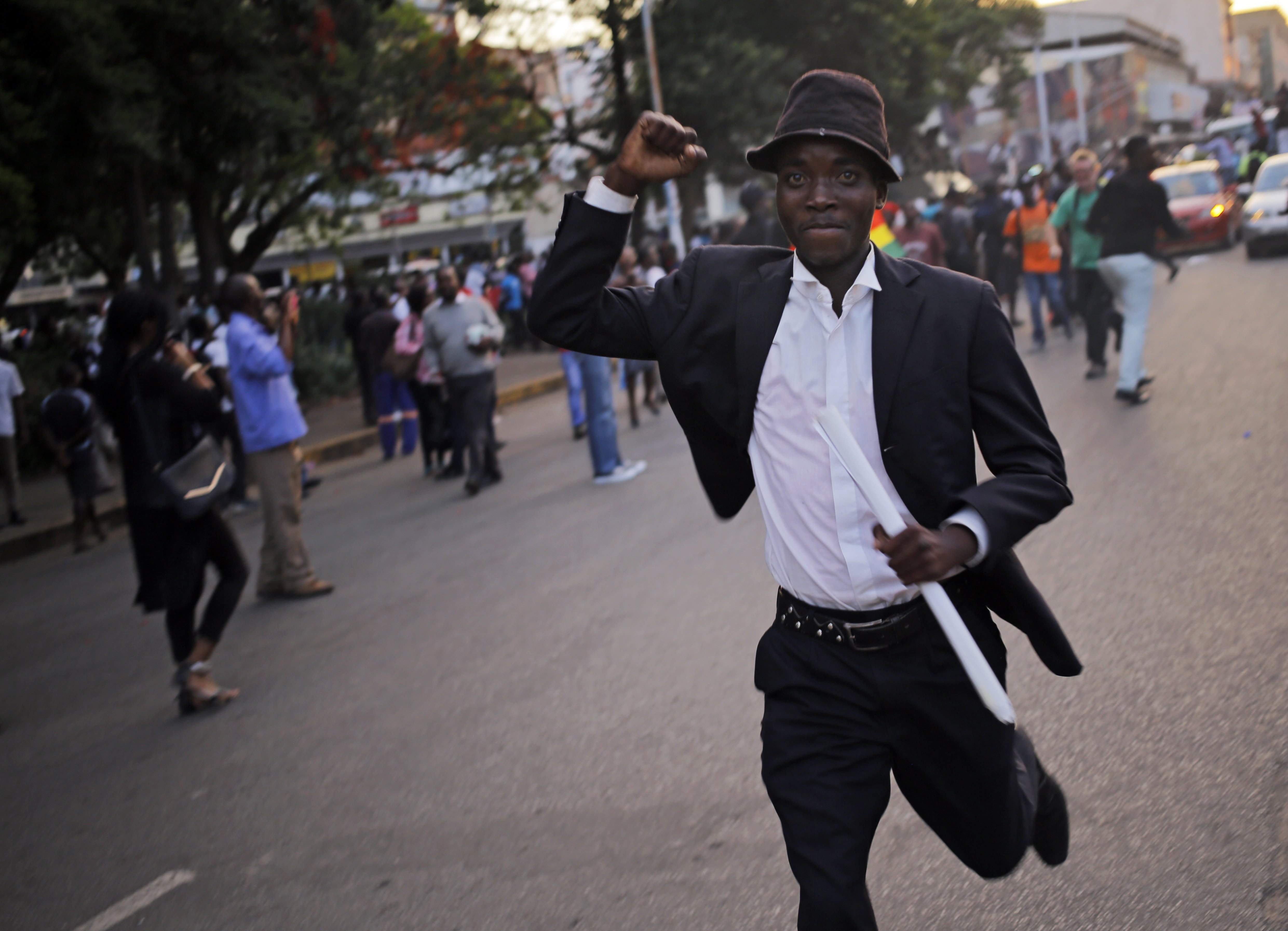 Изненадващото съобщение прекрати изслушването в парламента, започнало срещу президента Робърт Мугабе. Депутатите реагираха на новината с радостни възгласи, а хората започнаха да ликуват по улиците