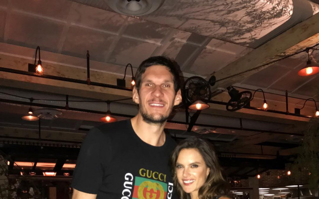 Баскетболният исполин Бобан Мариянович се похвали с фотография с бразилската