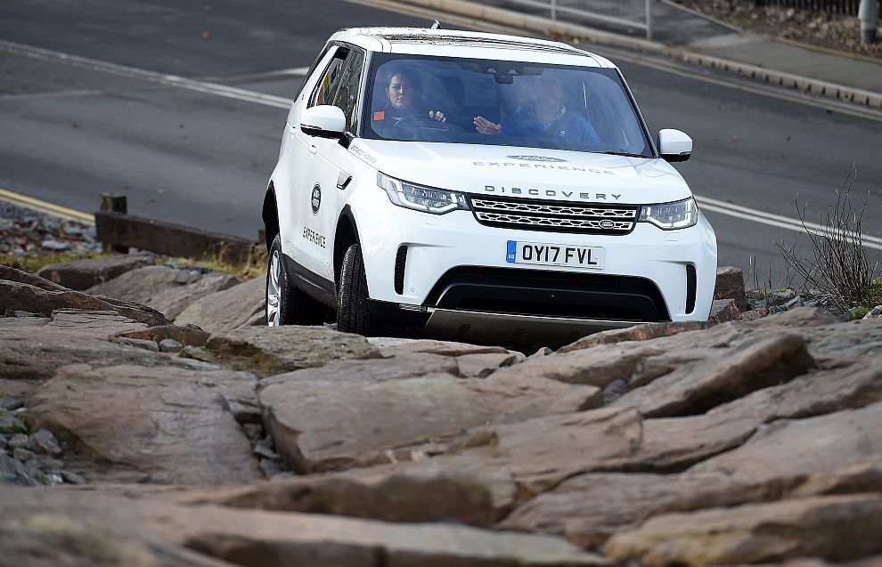 Принц Уилям и херцогиня Катрин посетиха завода на Jaguar Land Rover в Бирмингам, където имаха възможността да покарат Land Rover Discovery