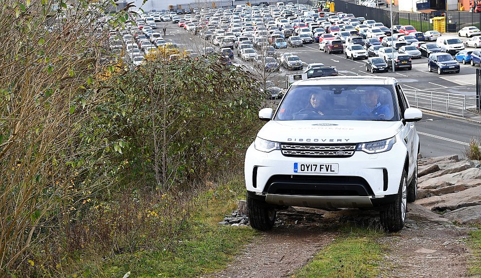 Принц Уилям и херцогиня Катрин посетиха завода на Jaguar Land Rover в Бирмингам, където имаха възможността да покарат Land Rover Discovery