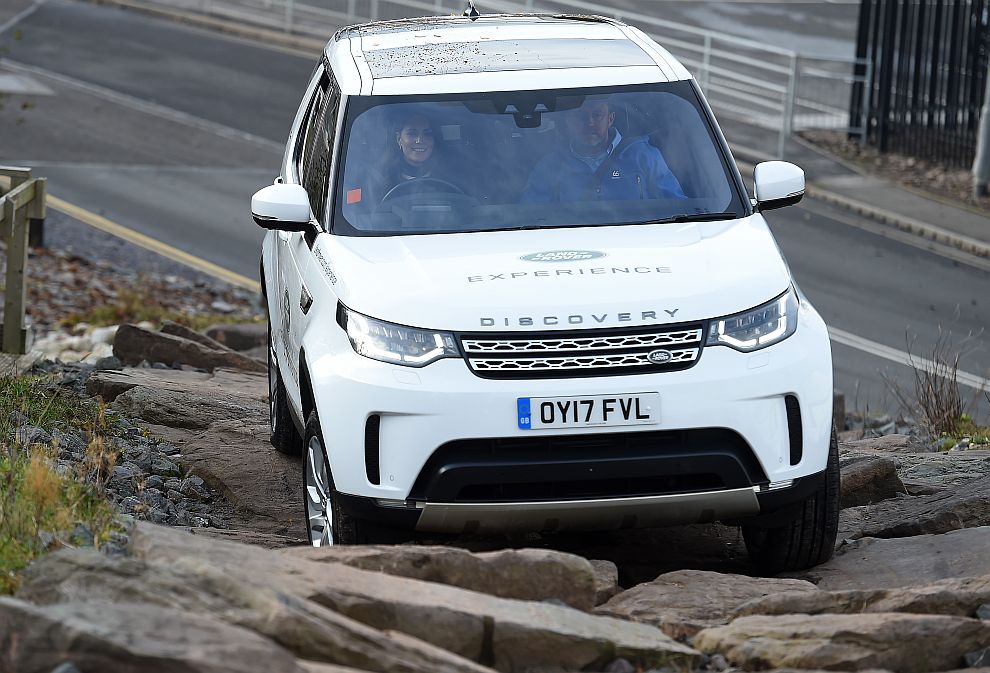 Принц Уилям и херцогиня Катрин посетиха завода на Jaguar Land Rover в Бирмингам, където имаха възможността да покарат Land Rover Discovery