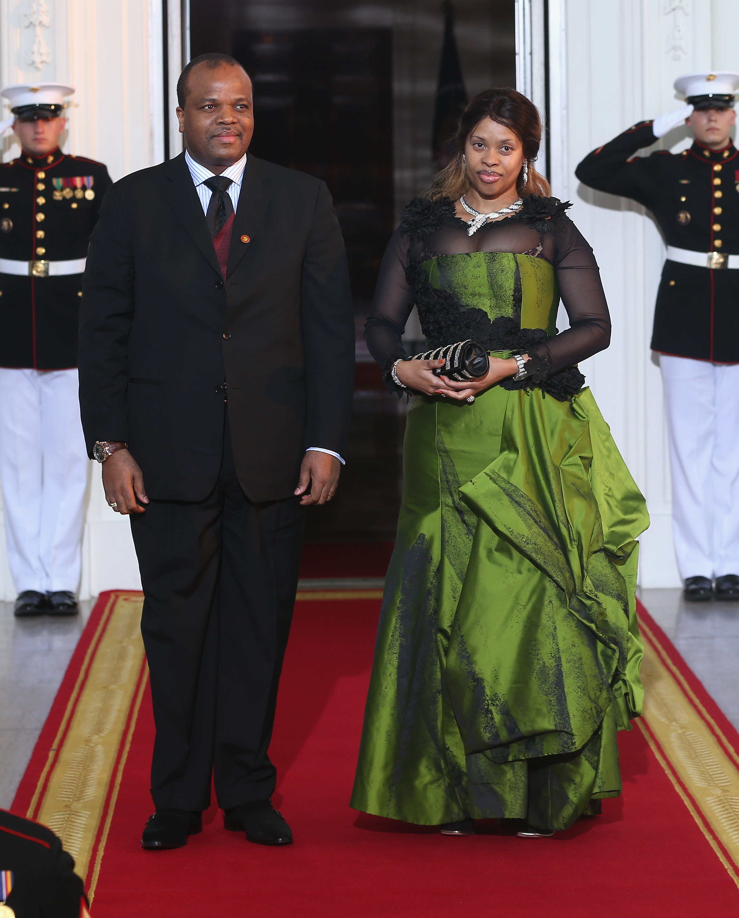 Крал Мсвати III - Свазиленд е държава в Южна Африка. На снимката е заедно с една от съпругите си