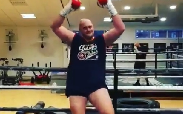 Професионалният боксьор Тайсън Фюри показа някои танцови умения шегувайки се