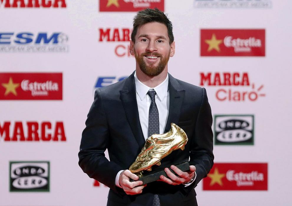 Аржентинската футболна звезда Лионел Меси получи за четвърти път в кариерата си приза Златната обувка
