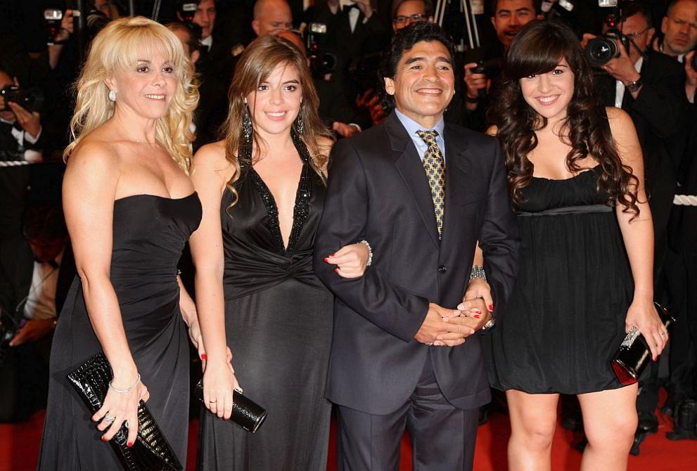 Диего Марадона с бившата си съпруга Клаудия и дъщерите си Джанина и Далма през 2008 година