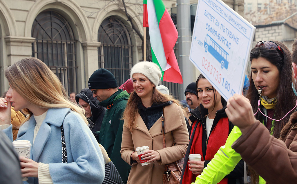 Недоволни софиянци излязоха на протест срещу столичния кмет Йорданка Фандъкова, организиран от НПО "Спаси София". Протестът е под надслов „Данче, слез – протест за цялостно творчество". Основните причини за недоволството са презастрояването в столицата, мръсният въздух и компрометирането на редица пътни участъци, неизползваеми велоалеи, унищожаване на паметници на архитектурата, бавен градски транспорт.