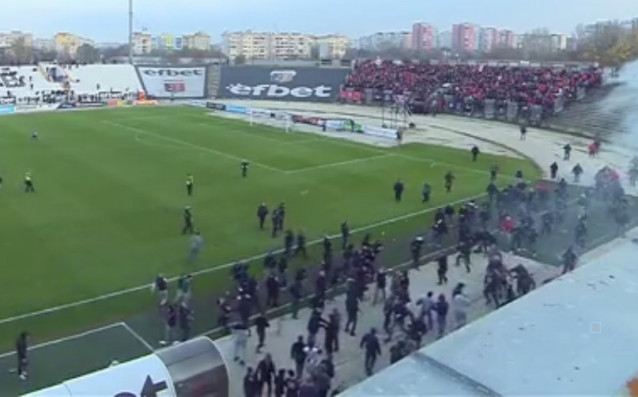 Феновете на ЦСКА са нахлули първи на терена на стадиона