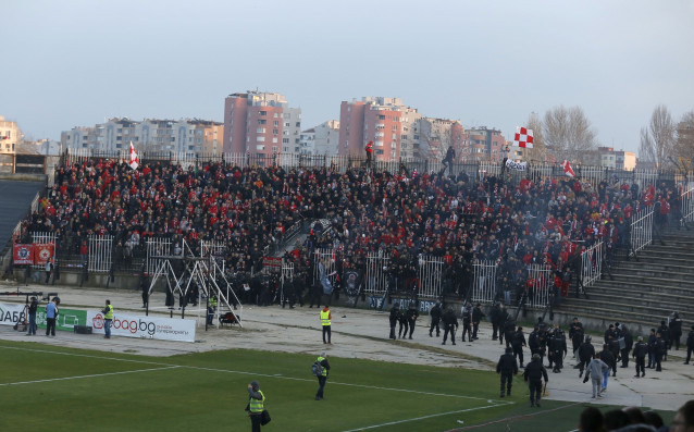 Грозни сцени помрачиха футболния мач между Локомотив Пловдив и ЦСКА