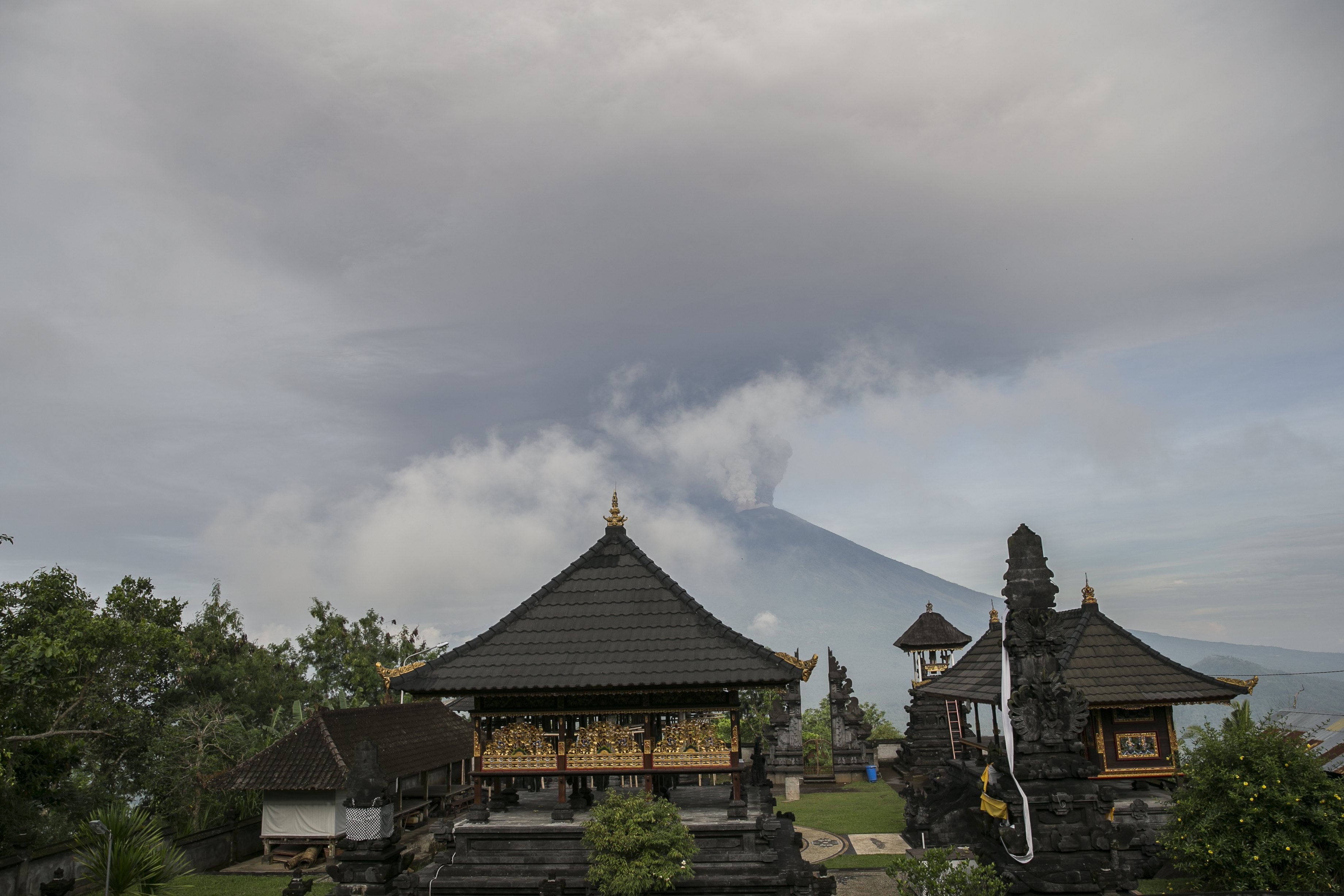 Дим от пепел на височина 3400 метра се издига над известния с райските си плажове остров Бали, който е любимо място за почивка на заможните туристи, включително тези от България