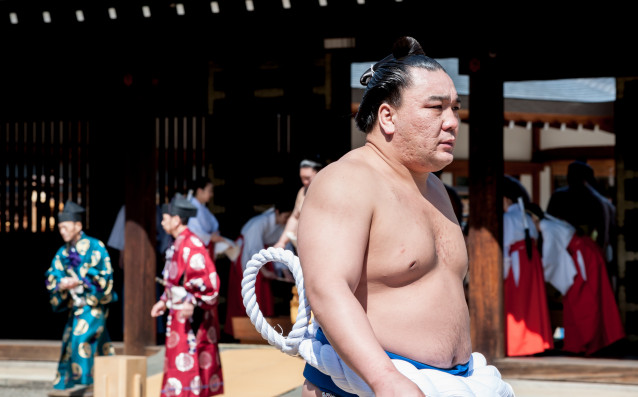 Великият сумо шампион йокодзуна Харумафуджи бе задържан от властите в