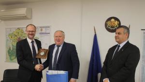 посланикът на Дания Сьорен Якобсен със заместник областните управители на