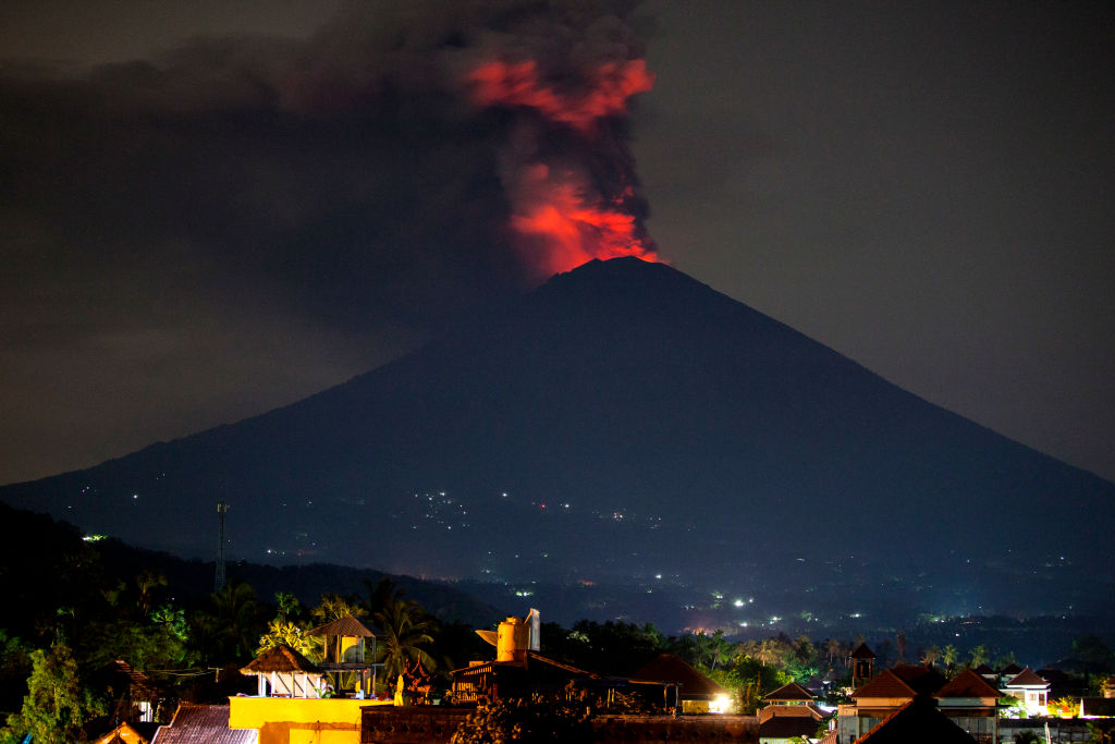 Властите повишиха тревогата във връзка с вулкана до най-високата степен и призоваха 100 000 души да напуснат район в радиус от 10 километра от кратера на вулкана, от който изригва лава и излиза сив и бял дим.