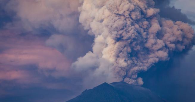 Японският вулкан Шинмое на южния остров Кюшу изригна дим и
