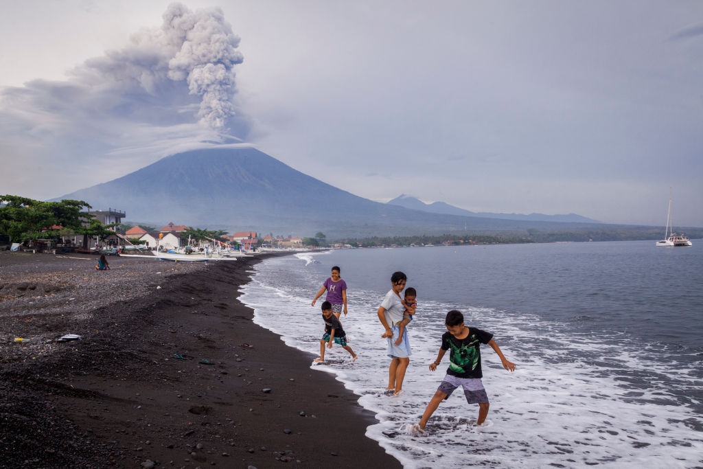 Властите повишиха тревогата във връзка с вулкана до най-високата степен и призоваха 100 000 души да напуснат район в радиус от 10 километра от кратера на вулкана, от който изригва лава и излиза сив и бял дим.