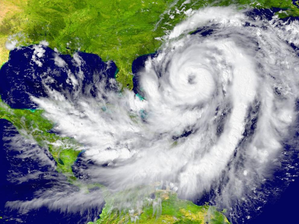 Мощта тропическа циклонна буря отне живота на най-малко четирима души