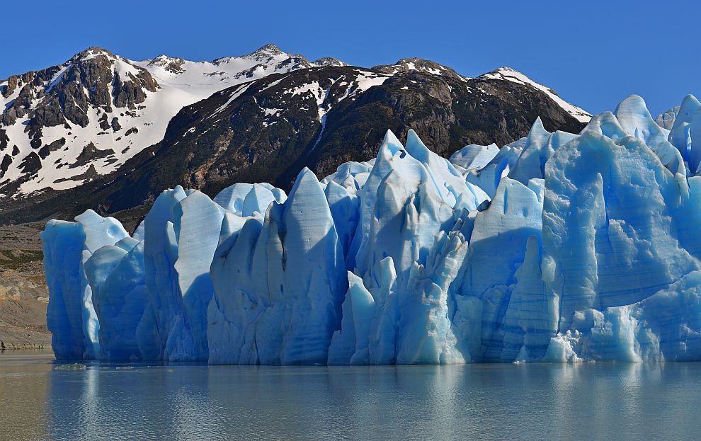 Ледникът Грей е на територията на Националния парк "Торес дел Пайне" - водеща туристическа атракция в Чили