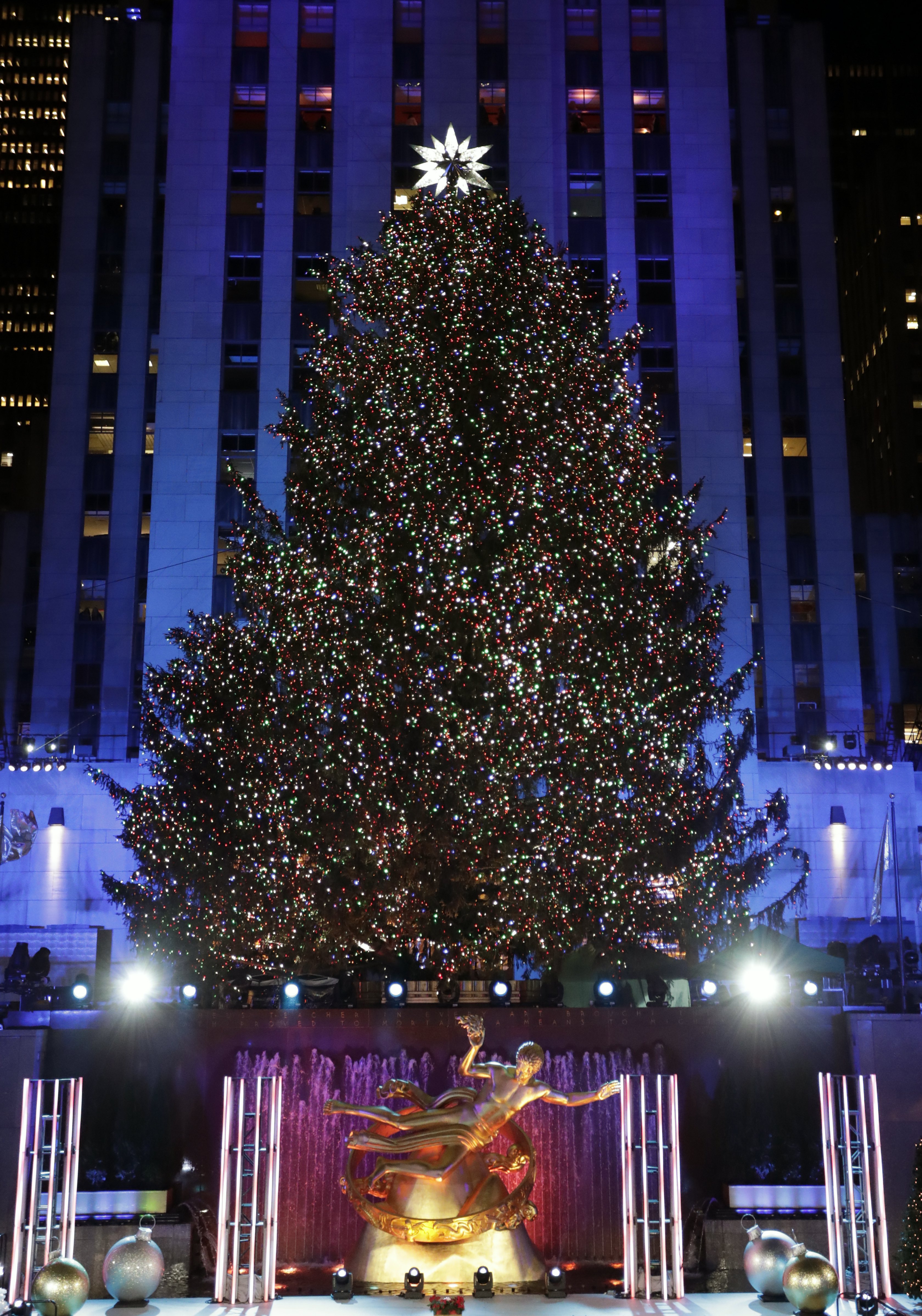 След две години започват да включват електрически гирлянди на елхата. Телевизията излъчва пряко церемонията по запалването на коледните лампички на главната елха в Ню Йорк от 1997 г.