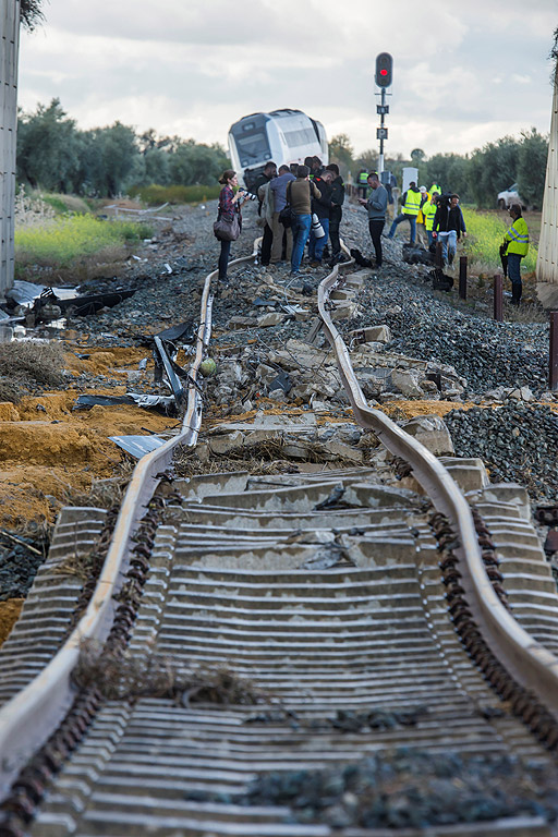 Влакова композиция със 79 пътници, която пътувала от Малага за Севиля, излезе от релсите в испанския регион Андалусия и 21 души пострадаха, съобщи местната спасителна служба.