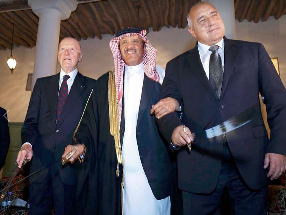 Премиерът Бойко Борисов се включи в прословутия танц със саби Арда при посещение на българската правителствена делегация в Националния музей в Рияд в Саудитска Арабия.Според местните обичаи Арда е знак за доверие и приятелско отношение.