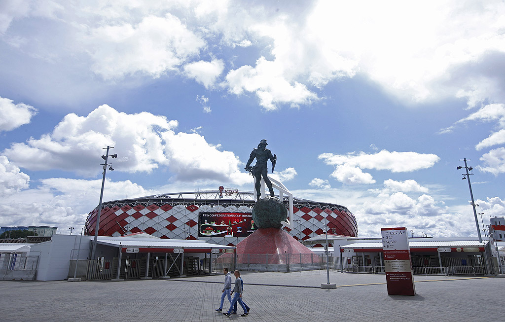 "Откритие Арена", Москва. Москва е единственият от всички градове участници в Световното 2018, който ще се представи с два стадиона. Освен на легендарния "Лужники", футболни срещи ще се играят и на "Откритие Арена". Това е стадионът на най-известния руски футболен клуб - "Спартак Москва". Открит е през 2014.