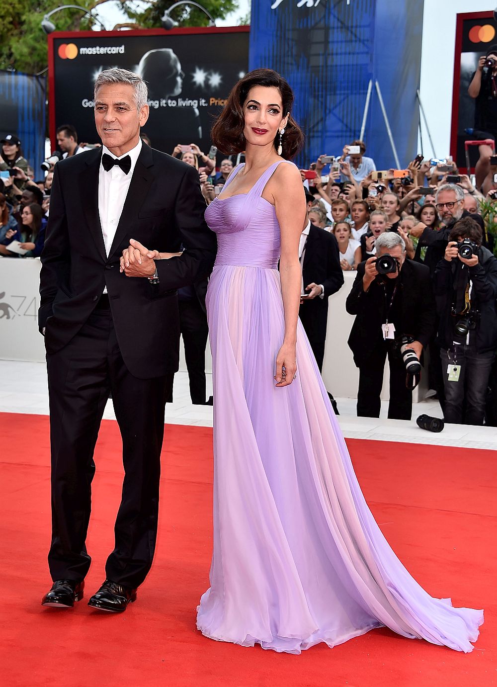 Актьорът Джордж Клуни и правозащитничката Амал са женени от 2014 година. Възрастовата разлика между двамата е 17 години. През 2017 година те станаха родители на близнаци. На снимката: Джордж и Амал Клуни през 2017-а