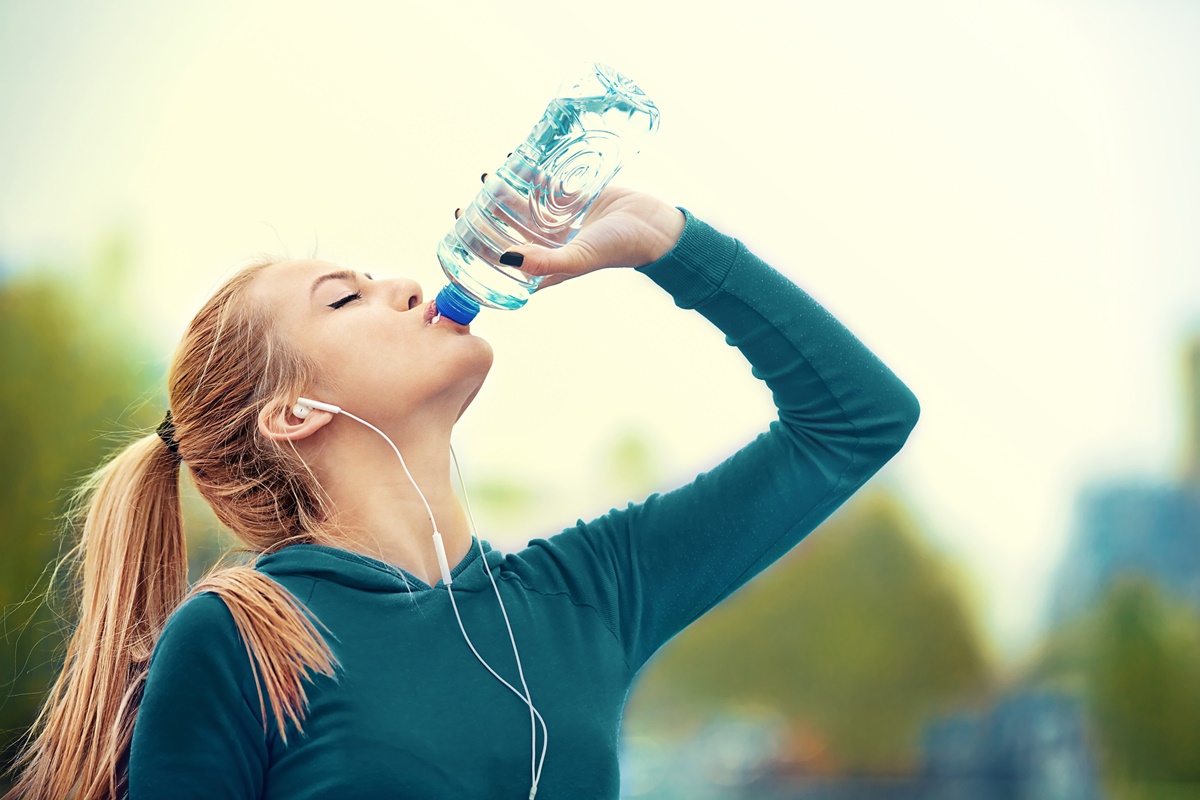 Пийте много вода<br />
<br />
Водата е жизнено важна за човешкия организъм – тя регулира всяка клетка в тялото ни и когато е недостатъчна, клетките се свиват.<br />
Замяната на всички подсладени напитки с чаша вода не само би ви спестила стотици калории, но и би ви помогнала да бъдете винаги хидратирани