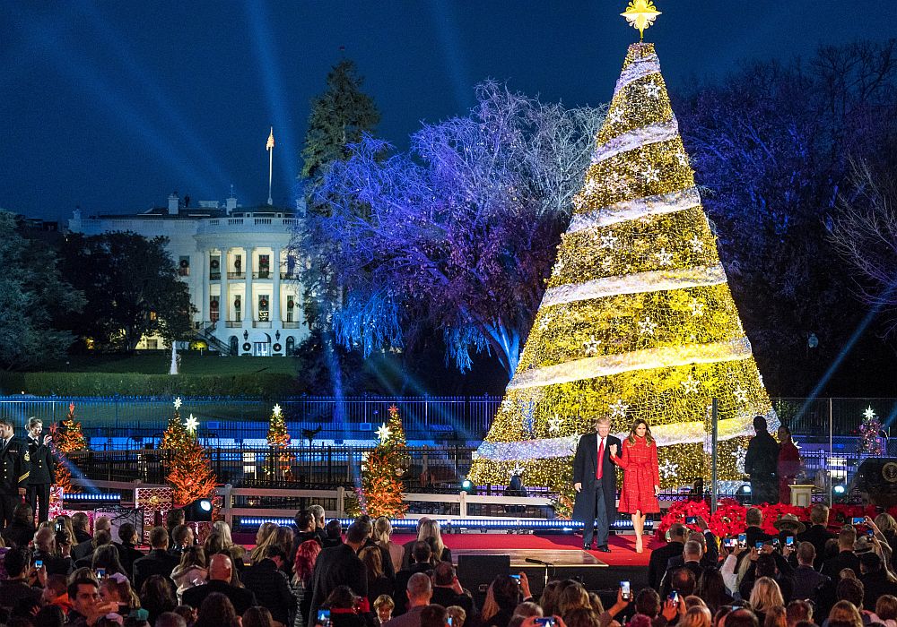 На специална церемония президентът на САЩ Доналд Тръмп запали светлините на коледното дърво пред Белия дом. В нея участваха и първата дама Мелания, и децата на американския държавен глава.
