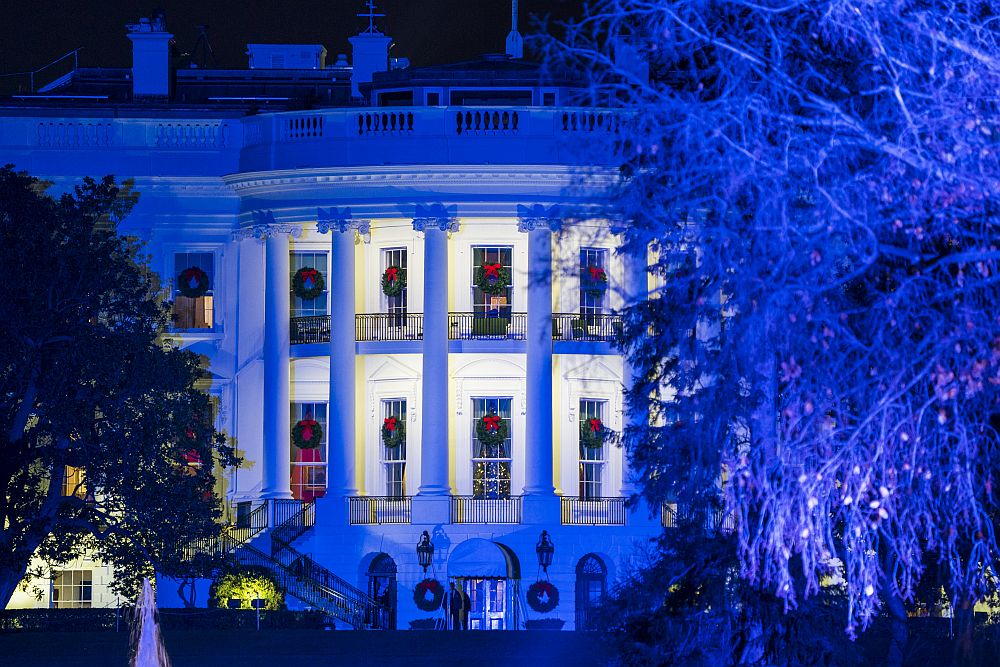 На специална церемония президентът на САЩ Доналд Тръмп запали светлините на коледното дърво пред Белия дом. В нея участваха и първата дама Мелания, и децата на американския държавен глава.