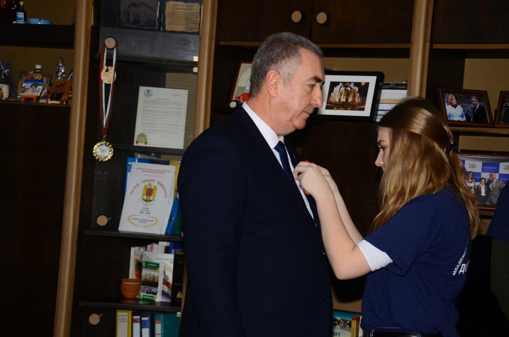 Първата червена лентичка бе поставена на кмета Огнян Ценков.