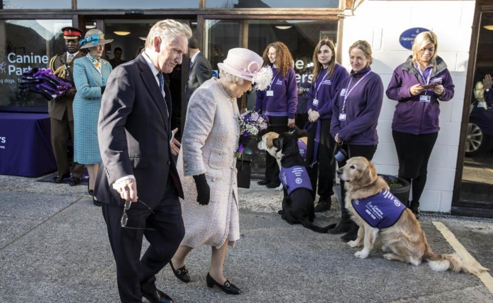  Прелестно куче подари букет на кралица Елизабет 