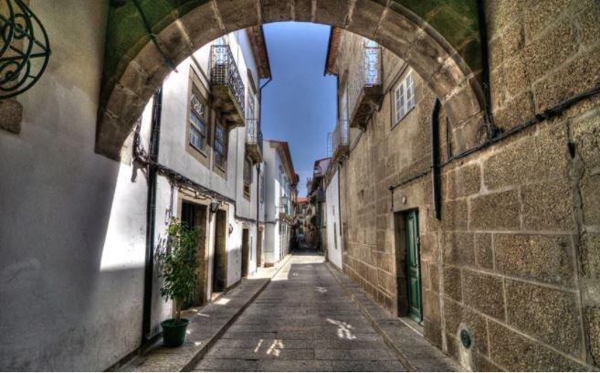 <p><strong>Гимараеш, Португалия</strong></p>

<p>Малки прохладни улички, уютни кафенета и сладката тъга на португалската музика. В Гимараеш можеш да се насладиш на бавната, вкусна и слънчева страна на живота.</p>