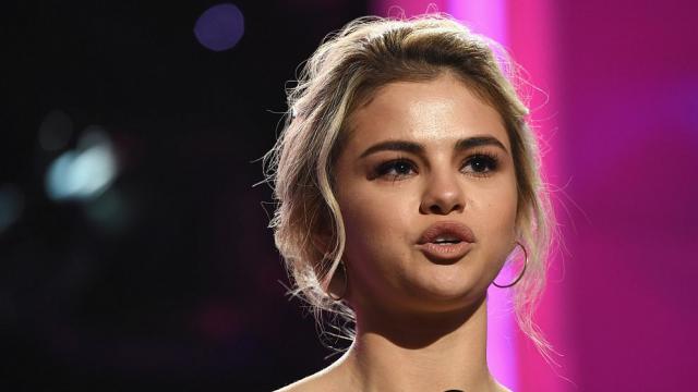 Селена Гомес се разплака, приемайки наградата „Жена на годината“ (ВИДЕО)
