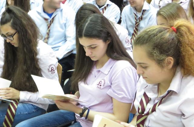 Административният съд дари конституции на ученици