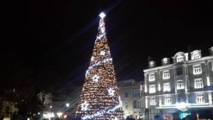 Коледната елха в Пловдив грейна