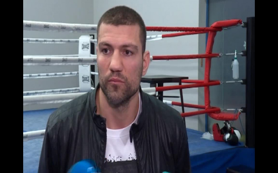 Осем български боксьори подгряват мача на Тервел Пулев