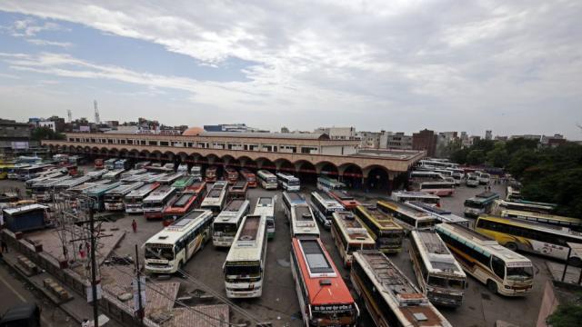 Арестуваха пътник в автобус заради.. миризливите му чорапи