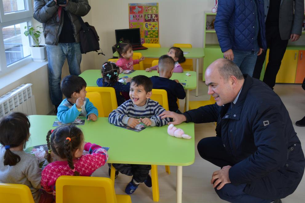 Министър Петков разговаря с малчуганите.