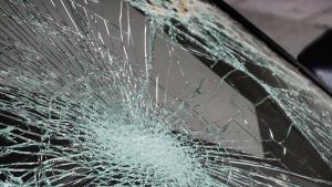 счупено автомобилно стъкло