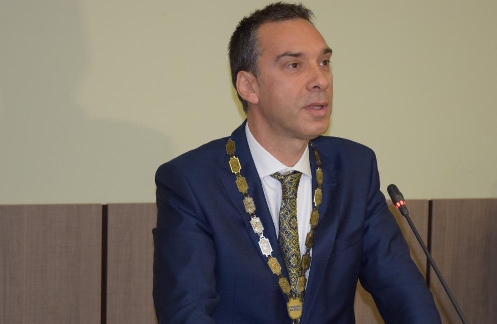 Кметът ДИмитър Николов връчи знаците на почетните граждани