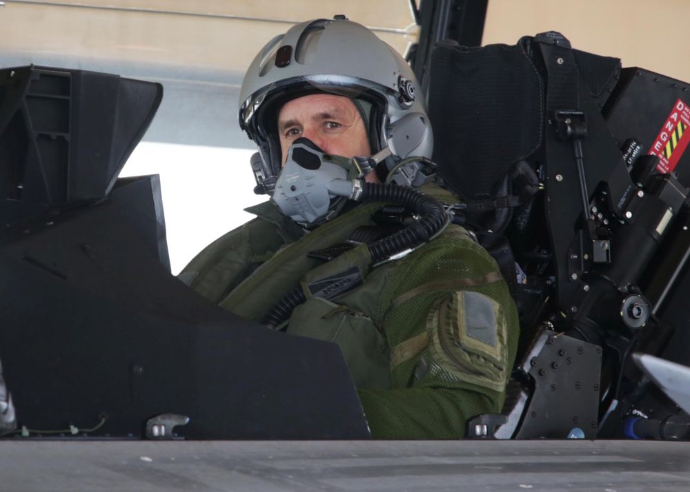 Българският президент Румен Радев пилотира изтребител „Рафал“ във Франция