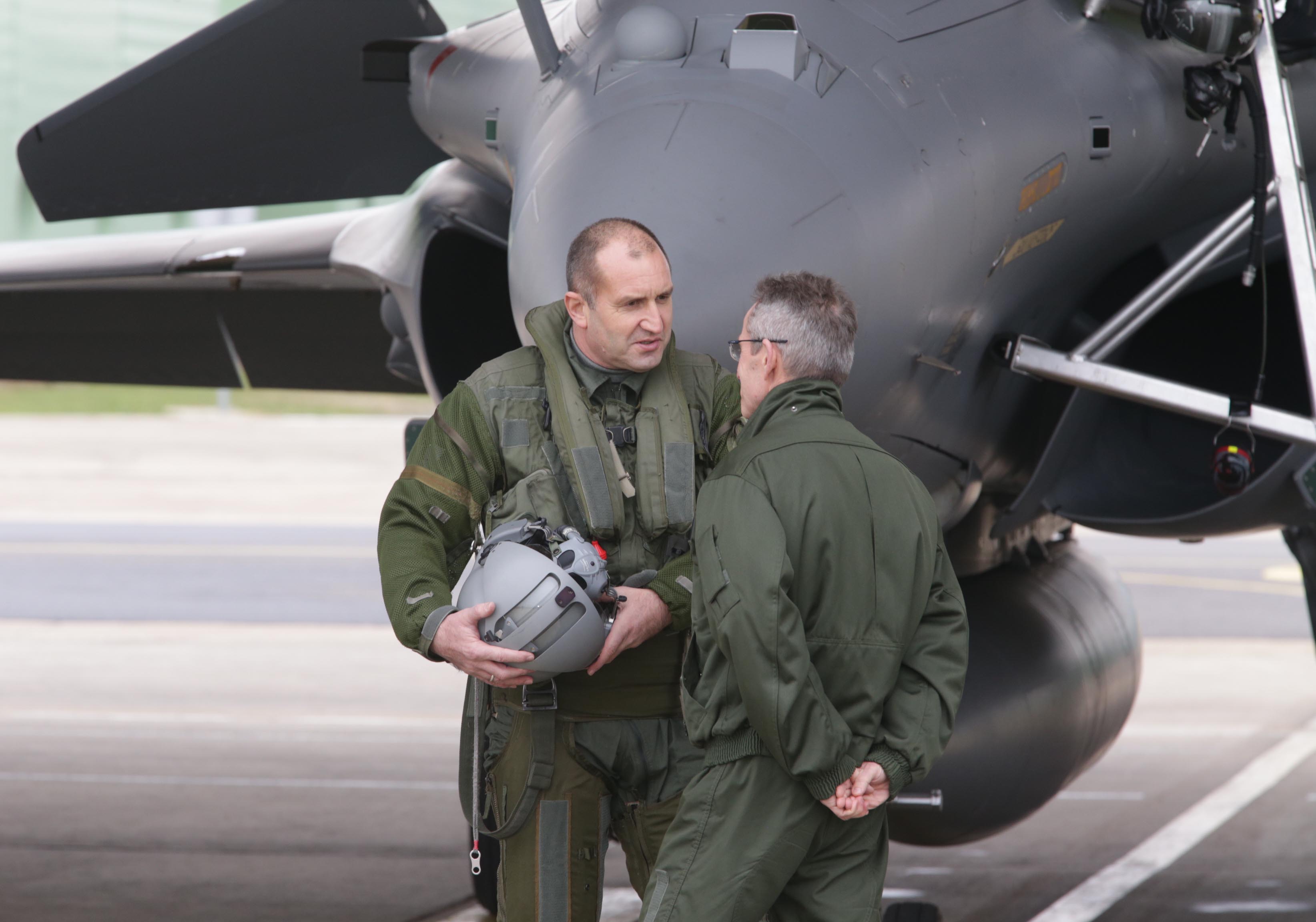 Българският президент Румен Радев пилотира изтребител „Рафал“ във Франция