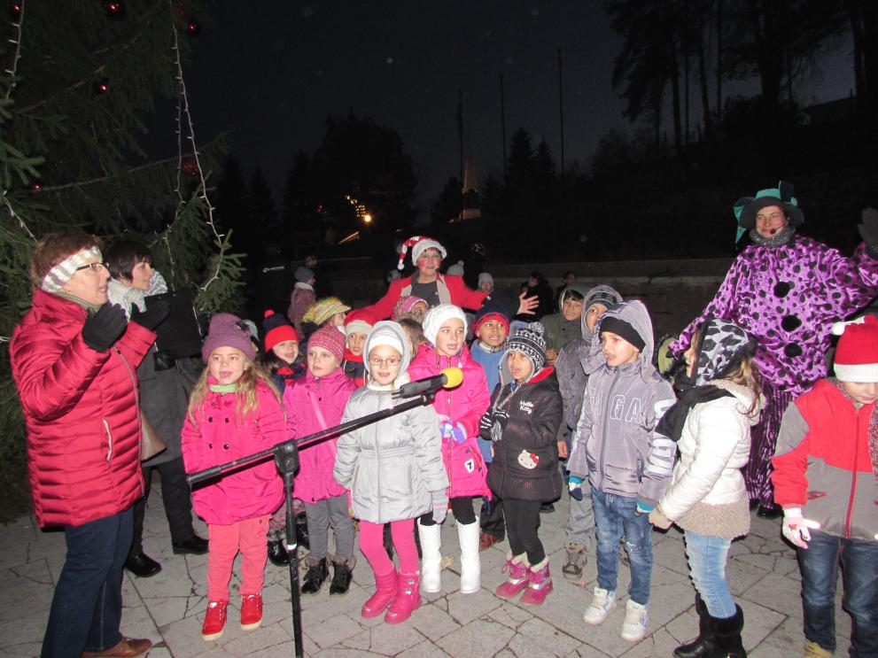 Децата се радваха най-много на помощниците на Дядо Коледа.